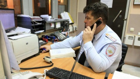 Сотрудники полиции устанавливают лиц, похитивших у жительница города Алейска  почти миллион рублей